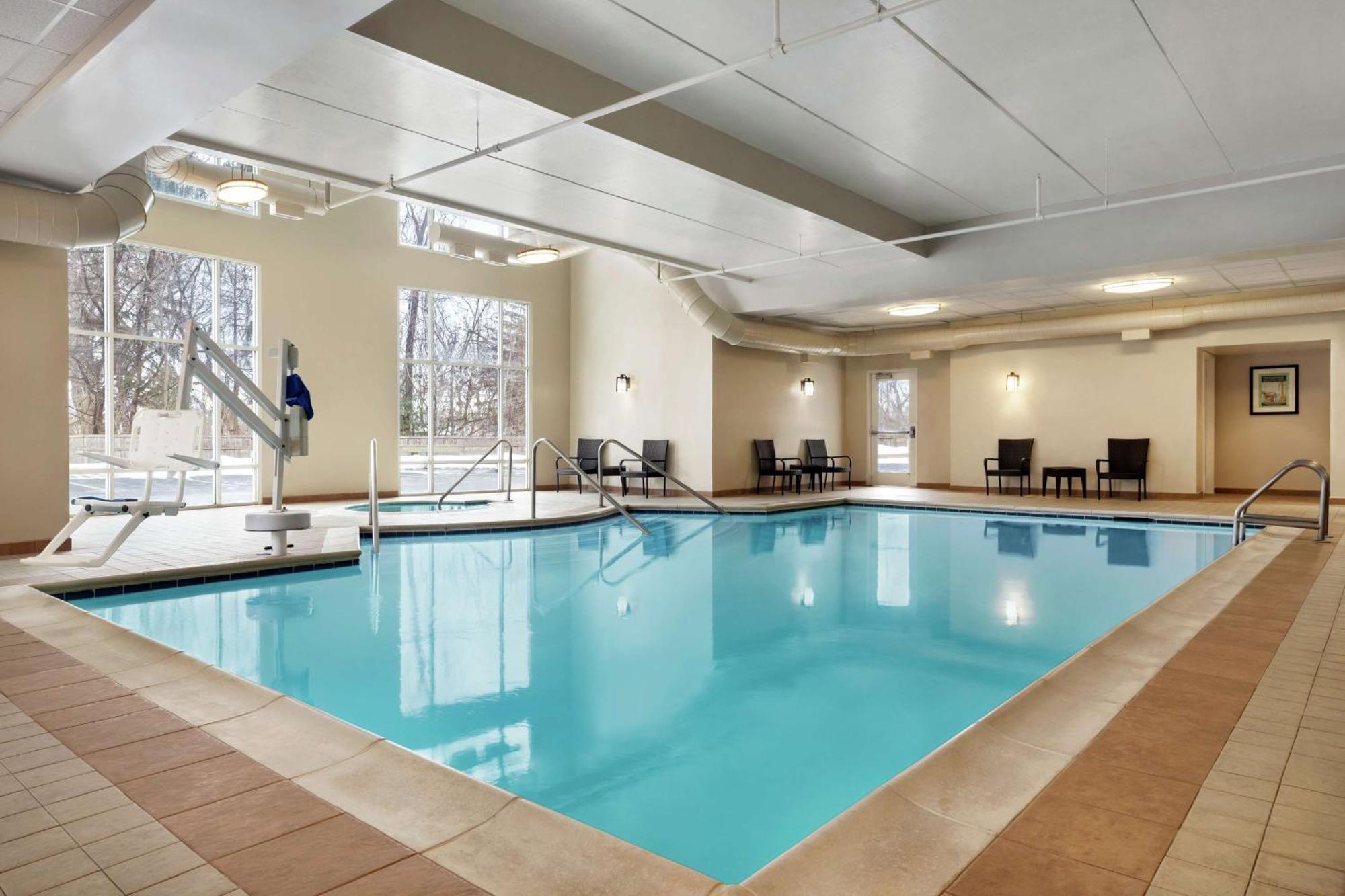 Hampton Inn & Suites Poughkeepsie Spackenkill Buitenkant foto
