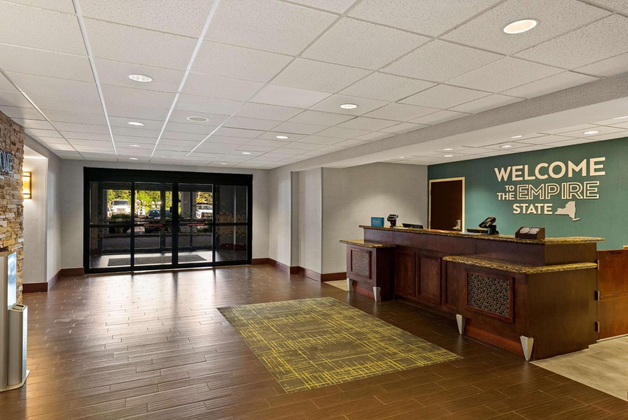 Hampton Inn & Suites Poughkeepsie Spackenkill Buitenkant foto